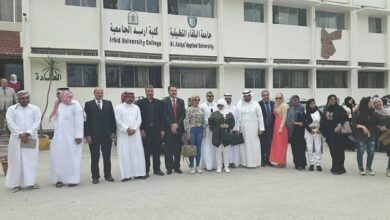 شروط التسجيل فى كلية اربد الجامعية جامعة البلقاء، إبان ظهور نتائج الثانويه العامه في الأردن؛ بدأ الطلاب الناجحين الذين اجتازوا هذه المرحلة من البحث عن الجامعات المختلفة في الأردن، ومعرفة كيفية التقديم والتخصصات والكليات المختلفة التي تتواجد في هذه الجامعات المختلفة، ومن ضمن الكليات الأردنية الهامة هي كلية إربد الجامعية، وتقدم هذه الكلية العديد من التخصصات الهامة والمميزة، ومن هنا سوف نتناول جامعة البلقاء التطبيقية كلية اربد الجامعية التسجيل. كلية اربد الجامعية تأسست كلية اربد الجامعية في عام 1978م في مدينة إربد، وعرفت مسبقا باسم معهد معلمات إربد، حيث أنها في ذلك الوقت كانت تابعة لوزارة التربية والتعليم، الا أنه في عام 1981 تم تحويل هذه الكلية إلى كلية مجتمع متوسطة، وفيها يتم تدريس العديد نت التخصصات ذات برنامج الدبلوم، وتدرج تطور لكلية حتى تم الإعلان في عام 1985 عن استحداث نظام جديد، حيث قام بإدراج وزارة التعليم العالي، وبالتالي أصبحت كليات المجتمع الحكومية والرسمية تابعة لوزارة التعليم العالي في المملكة الأردنية الهاشمية، ويمكن التعرف بشكل أفضل على كلية اربد الجامعية من خلال زيارة رابط جامعة البلقاء الالكتروني http://www.bau.edu.jo/Reg.aspx. التسجيل فى كلية اربد الجامعية جامعة الملقاء تتيح الجامعات والكليات المختلفة في الاردن كيفية التسجيل والتقديم على كافة برامجها الأكاديمية المتاحة، وتعلن دائرة القبول والتسجيل في كلية إربد الجامعية عن موعد التسجيل للطلبة الجدد الراغبين في الانضمام لبرامجها، حيث سيبدأ التسجيل اعتبارا من صباح يوم الأحد الموافق 29-8-2021 وحتى مساء يوم الخميس الموافق 2-9-2021، وتم التأكيد على ضرورة القيام بالتسجيل في كلية اربد الجامعية من خلال شبكة الانترنت ومن اي مكان داخل وخارج الجامعة (Online)، ويمكن للطلبة الراغبين في الالتحاق بتخصص داخل كلية اربد الجامعية بعد الساعة السادسة والنصف مساء استكمال عملية التسجيل. شاهد ايضا: بوابة الطالب الجامعة الهاشمية القبول والتسجيل شروط التسجيل فى كلية اربد الجامعية حددت كلية إربد العديد من الشروط التي تؤهل الطلاب من التسجيل في برامجها المختلفة، وذلك للدراسة بها لكافة التخصصات، وتتمثل هذه الشروط فيما يلي: شروط التسجيل فى كلية اربد الجامعية جامعة البلقاء يجب أن يجيد الطالب اللغة الإنجليزية، ولكن ليس مطلوب أن يكون حاصل على درجة كبيرة في علوم اللغة الإنجليزية. يجب أن يكون الطالب حاصل على شهادة الثانوية العامة أو ما يعادلها ويكون معترف بها بداخل المملكة الأردنية الهاشمية. أما بخصوص الطلبة الغير حاصلين على شهادة الثانوية العامة المهنية لابد من أن يتقدموا إلى وزارة التربية والتعليم الأردنية من أجل الحصول على معادلة شهاداتهم بشهادات يمتلكونها. عدم طرده أو فصله من جامعة أو كلية أخرى. طريقة التسجيل في الجامعة بالخطوات 2022 بينت كلية اربد الجامعية العديد من الطرق التي تمكن الطلاب من التسجيل في برامجها المختلفة بسهولة وبشكل الكتروني، وذلك في سعي الكلية إلى التسهيل على الطلاب خلال التسجيل، وسنتناول في هذه الفقرة الحديث عن التفاصيل التي تخص طريقة التسجيل في كلية اربد الجامعية بالخطوات 2022 بكامل المعلومات التي تبحثون عنها بشكل مستمر، وهي موضحة امامكم كالاتي: أولاً عليك الدخول إلى موقع جامعة البلقاء التطبيقية عبر شبكة الانترنت والتي تكون برابط مباشر من هنا. فيما بعد عليك أن تقوم بالضغط على خيار الرقم الجامعي للطالب. بعد إدخال الرقم الجامعي تقوم بإدخال كلمة المرور الخاصة بالطالب. فيما بعد تقوم بالضغط على خيار بوابة التسجيل والقبول الموحد. تظهر لك صفحة عليك أن تقوم من خلالها بإضافة المعلومات المطلوبة منك بشكل دقيق وكامل. بعد ذلك عليك قراءة الشروط والموافقة عليها ثم إضافة رسوم التسجيل. في نهاية الخطوات تقوم بإرسال الطلب والانتظار حتى الموافقة عليه من عمادة القبول والتسجيل. موعد التسجيل الالكتروني البلقاء التطبيقية 2022 يحرص الكثير من الطلاب في الاردن حول موعد التسجيل الإلكتروني في كلية إربد الجامعية، وذلك في كافة فروع الجامعة، وكانت الجامعة قد حددت هذا الموعد، إذ أن موعد التسجيل الالكتروني كلية اربد الجامعية لعام 2022 ميلادي يكون الحادي والعشرين من شهر أغسطس الجاري بشكل إلكتروني. شاهد ايضا: شروط القبول في الأكاديمية البحرية الأردنية تخصصات جامعة البلقاء التطبيقية كلية اربد الجامعية التسجيل، تعد جامعة البلقاء التطبيقية كلية إربد من أهم الكليات في المملكة الأردنية الهاشمية، إذ تقدم هذه الكلية العديد من التخصصات، لذا تم البحث من قبل الكثير من المهتمين بها حول كيفية التسجيل بها ومواعيد التسجيل، وهذا ما تطرقنا إليه من خلال مقالنا هذا.
