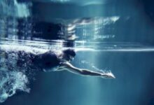 تفسير حلم السباحة في المسبح للعزباء والمتزوجة والحامل والمطلقة والرجل