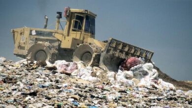 يتم دفن النفايات آتية في مكب للنفايات. أيا منها سوف يتحلل بسرعة أكبر