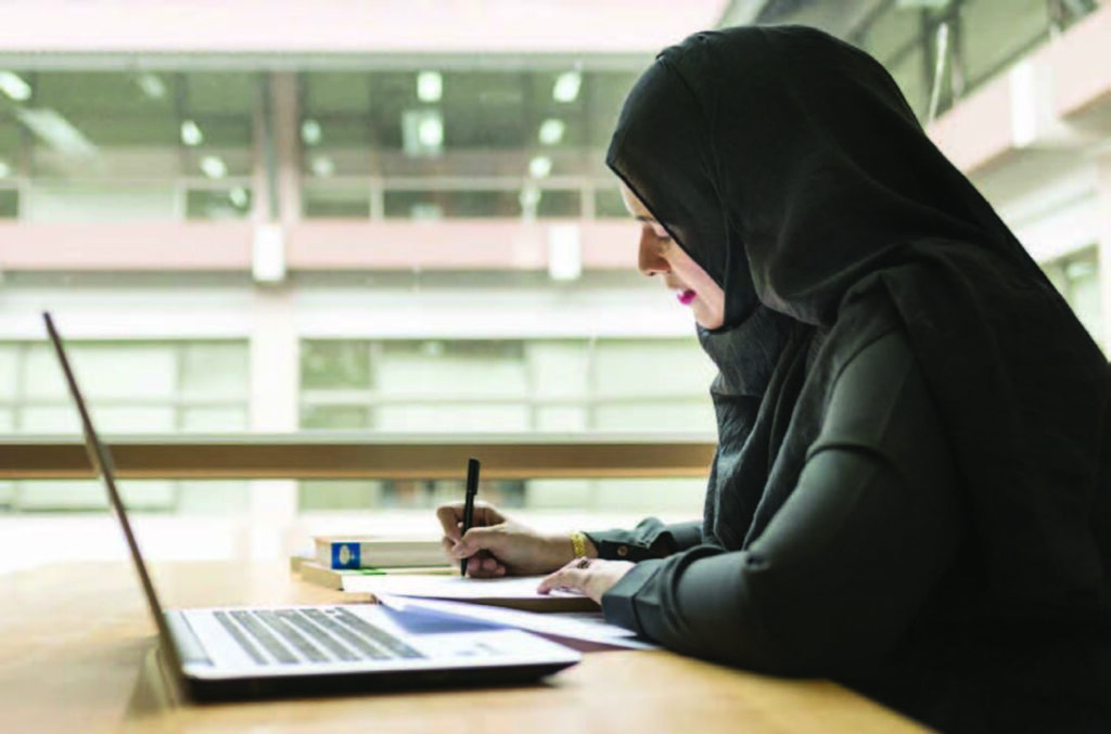 عبارات قصيرة عن دور المرأة في المجتمع