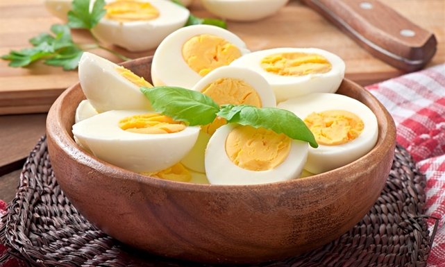 كم مدة سلق البيض بالماء نصف استواء