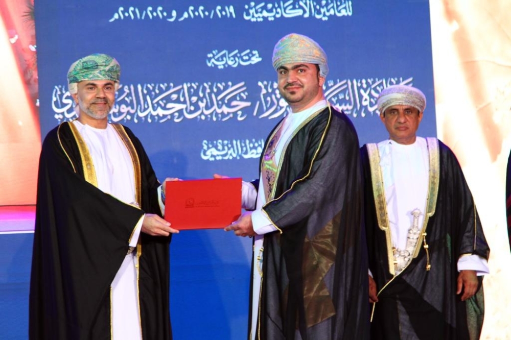 من هو رئيس كلية البريمي الجامعية