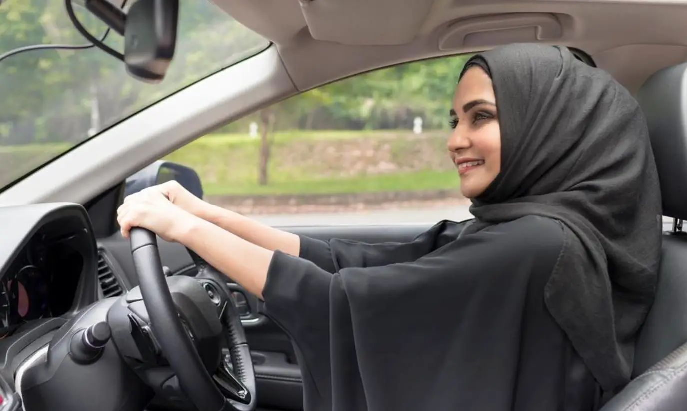 تفسير حلم رؤية ركوب السيارة مع شخص معروف في المنام
