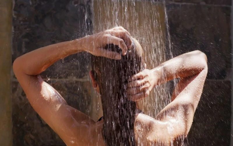 هل يجوز الاغتسال بدون غسل الشعر بعد العاده السریه؟