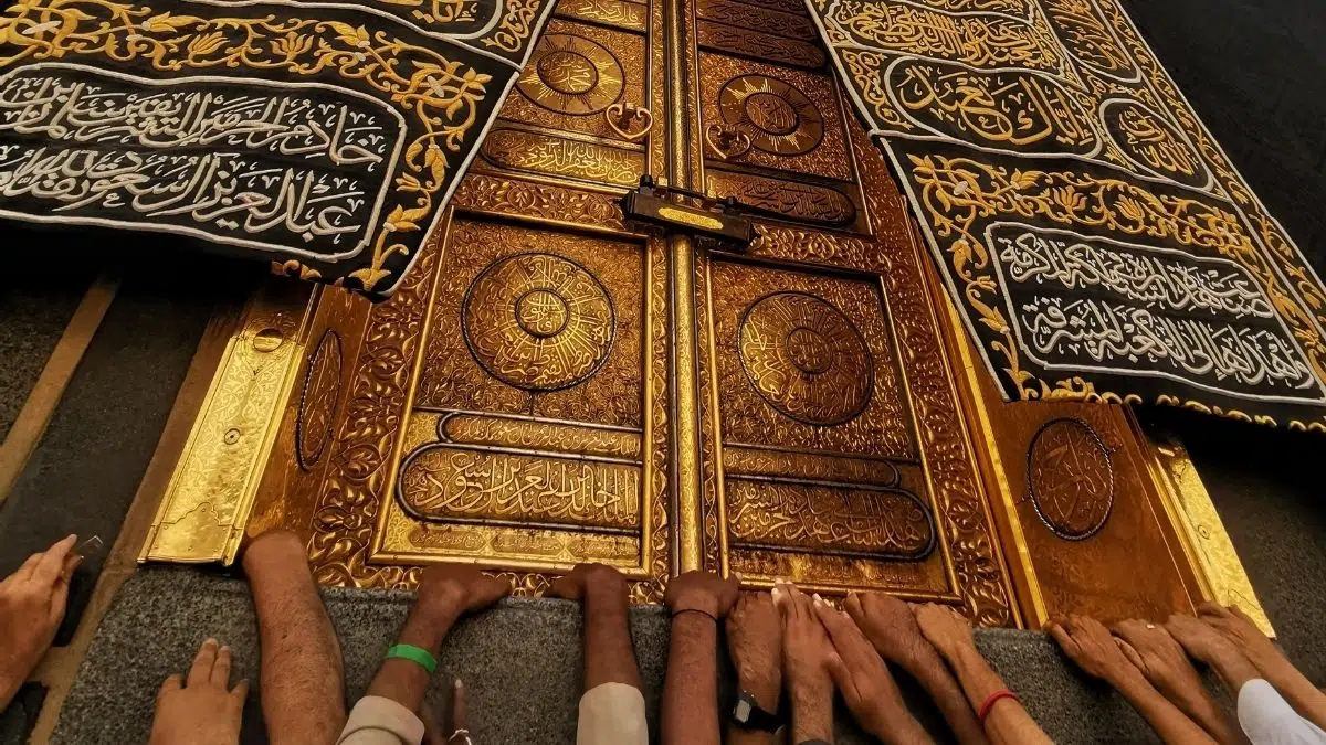 تجربتي مع الدعاء عند الملتزم وهل هو مستجاب