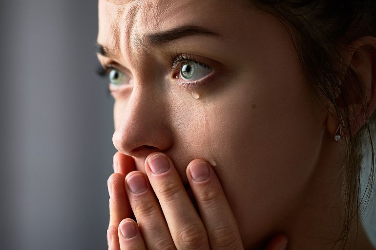 تفسير حلم رؤية البكاء في المنام للعزباء والمتزوجة والرجل
