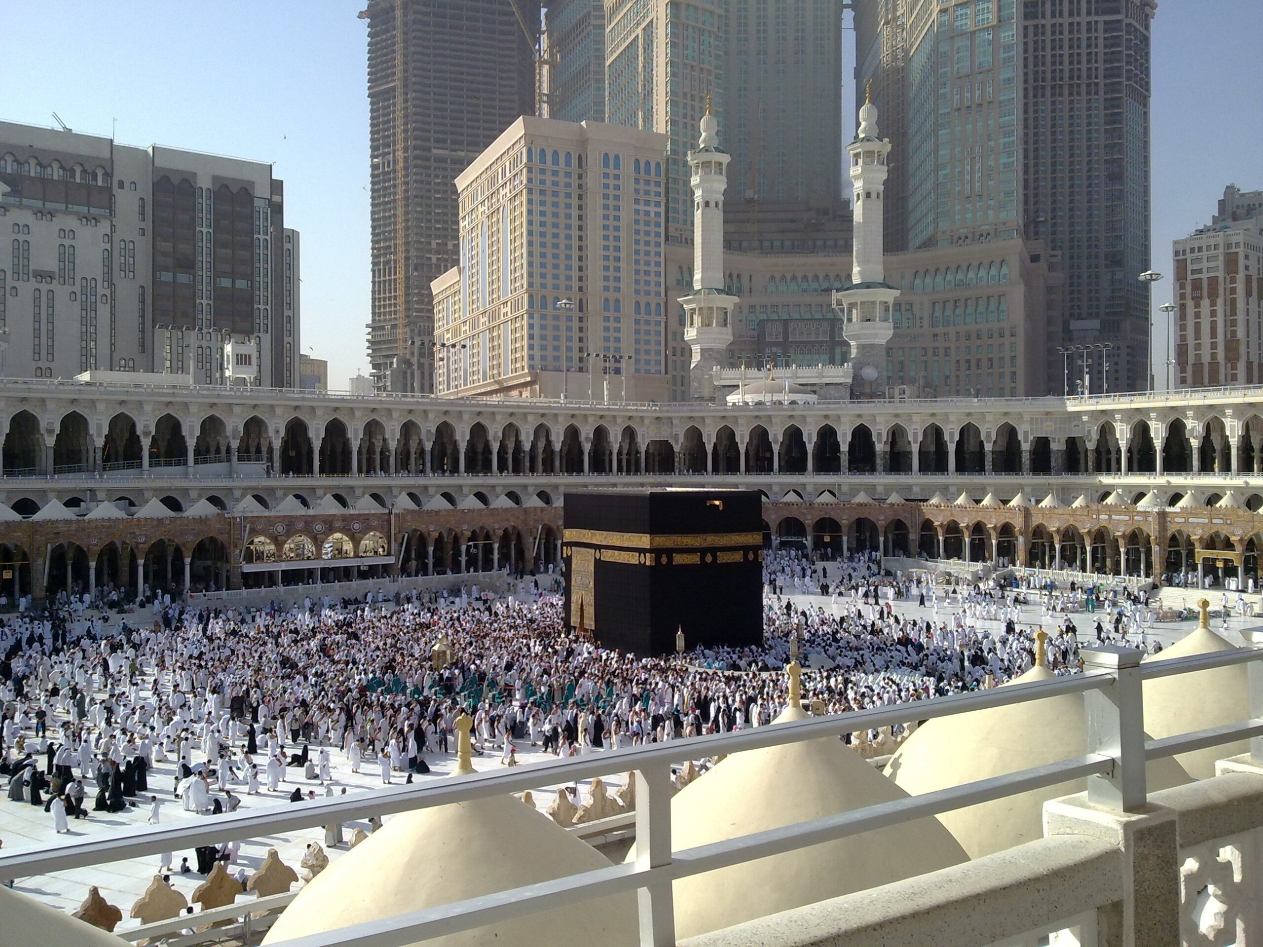 لماذا يقصد الناس الكعبه المشرفه